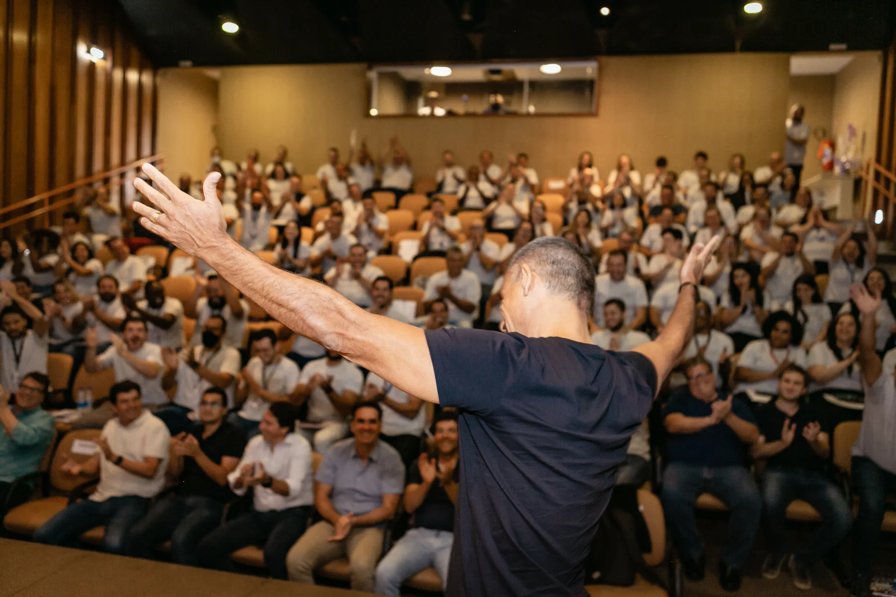 Fernando Gonçalves conduz uma atividade da CINCO